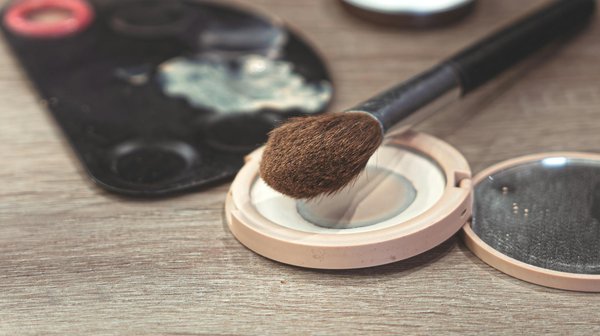 Quels types de sacs fourre-tout privilégier pour un look de voyage sophistiqué?