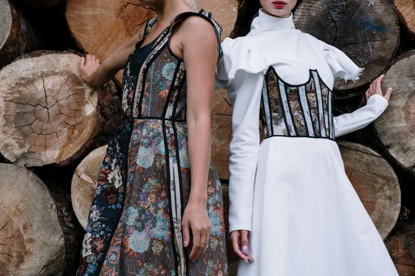 Comment choisir des accessoires en corail pour compléter une tenue de soirée estivale?